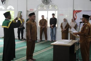 bapak camat kecamatan banda raya kota banda aceh melantik sekaligus mengambil sumpah jabatan pj,keuchik gampong lhong cut saudara bapak AGUSTIAR